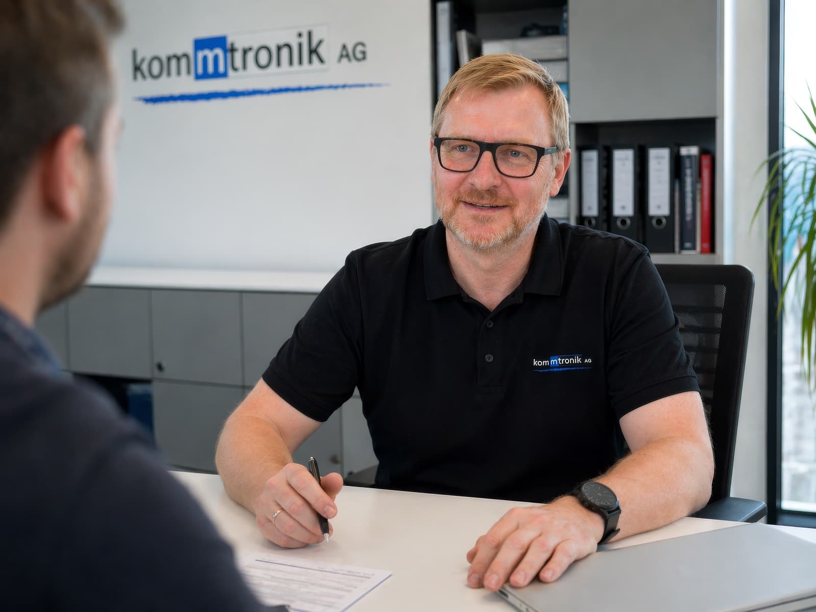 Eduard Schumacher, Vorstand der Kommtronik AG, im Beratungsgespräch.
